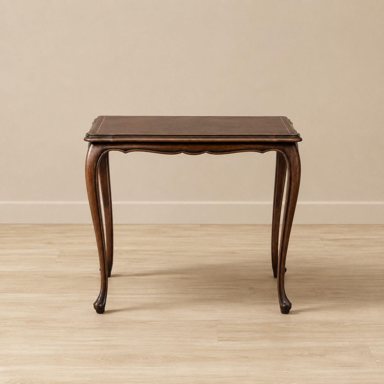 Tavolino consolle in legno scuro, stile Luigi XV, con gambe cabriole e piano rettangolare, su sfondo neutro.