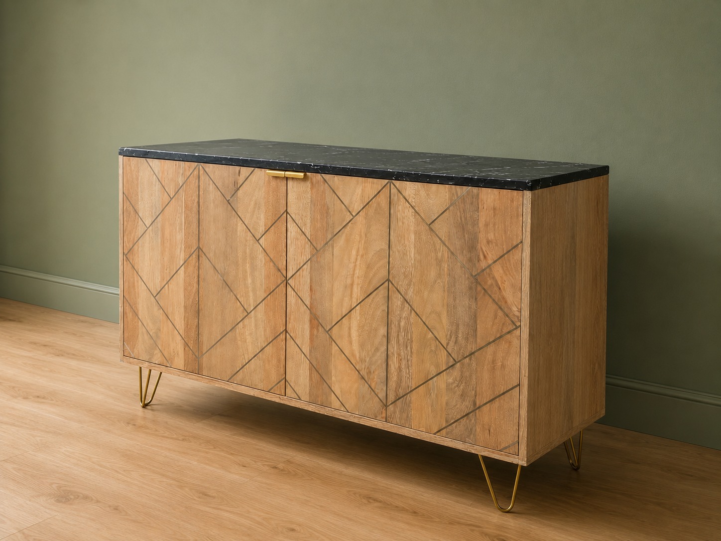 Madia moderna in legno chiaro con intarsi geometrici, piano in marmo nero e gambe a forcina dorate, su pavimento in legno.