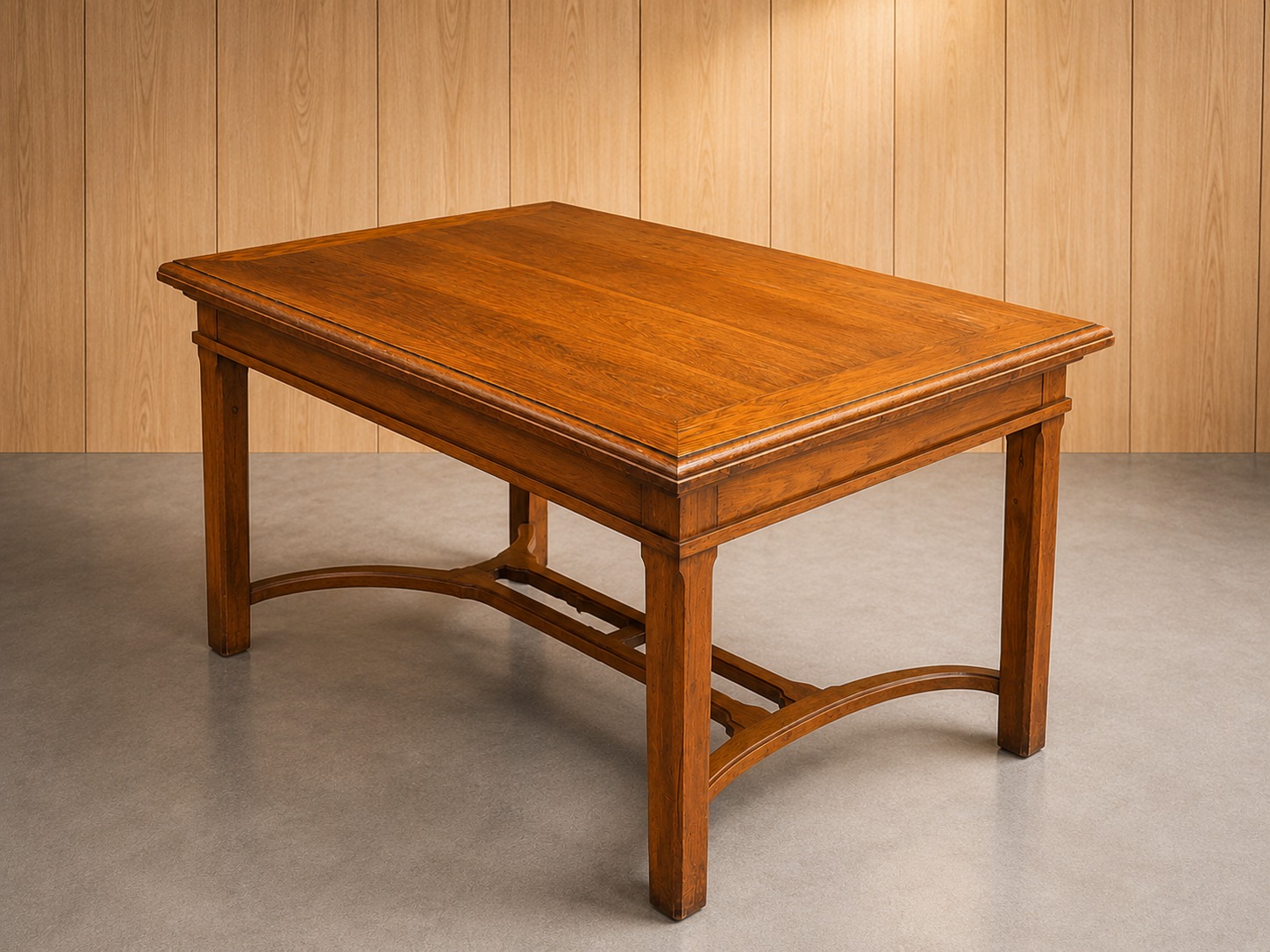Tavolo rettangolare in legno di colore marrone chiaro con finitura lucida, design classico e gambe dritte con traverse curve.