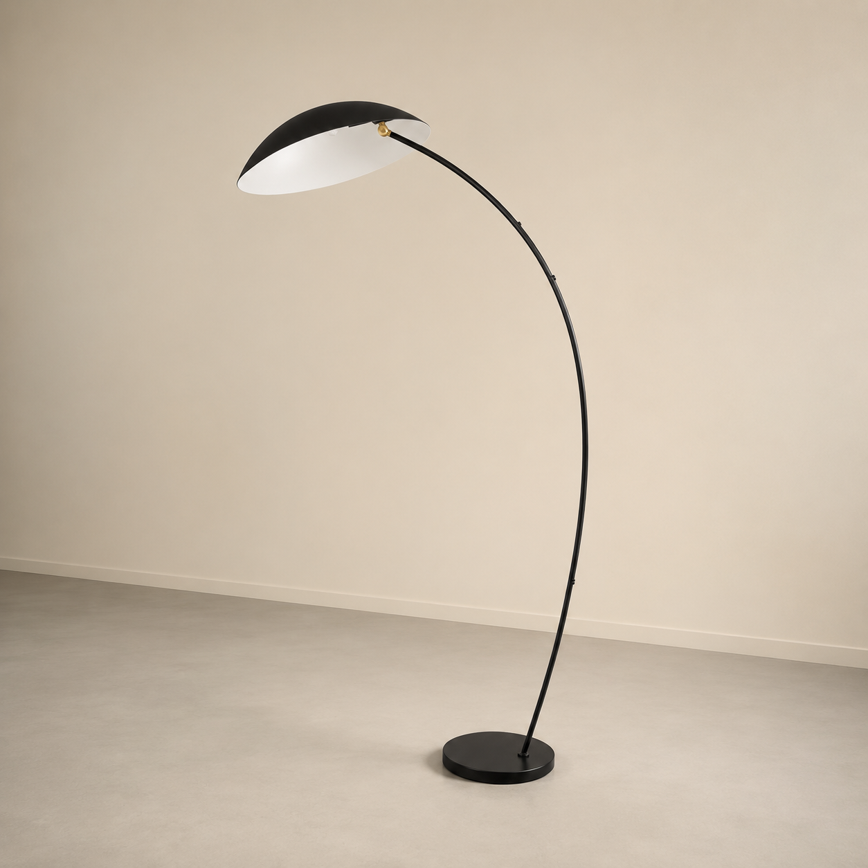 Lampada da terra ad arco nera con paralume a cupola e interno bianco, su base circolare, in un ambiente minimalista.