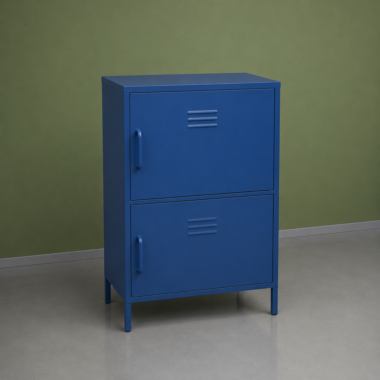 Armadietto metallico blu a due scomparti con maniglie e feritoie, su sfondo verde oliva e pavimento grigio.