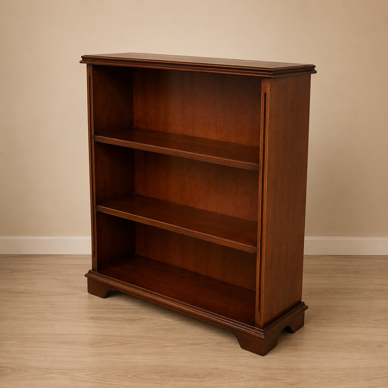 Libreria classica in legno scuro con tre ripiani vuoti, posta su un pavimento in legno chiaro davanti a una parete beige.
